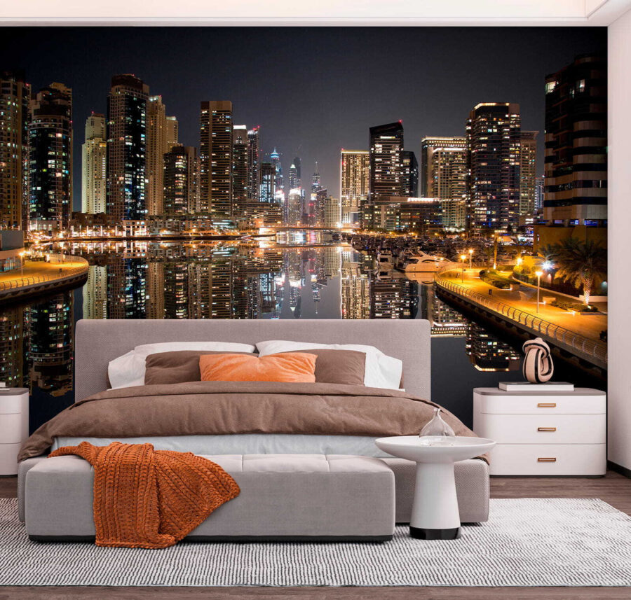 Stads skyline met lichten die reflecteren op het water