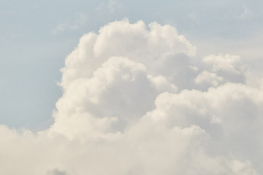 Grote witte wolk in de lucht