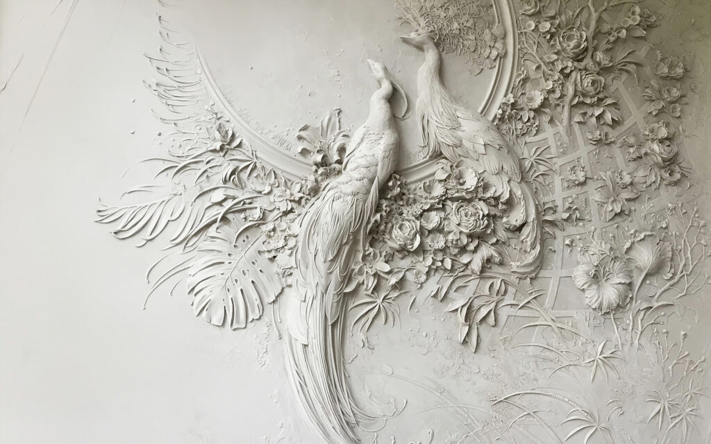 Witte muur met een paar vogels en bloemen Witte muur met een paar vogels en bloemen
