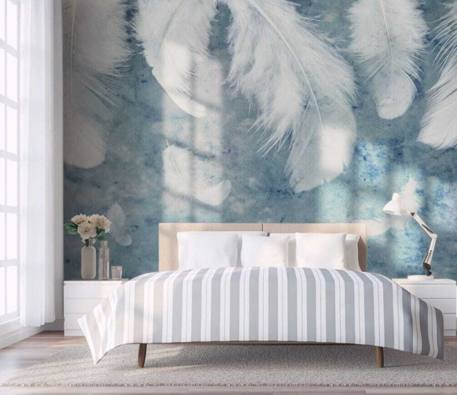 Witte veren op een blauw oppervlak Witte veren op een blauw oppervlak