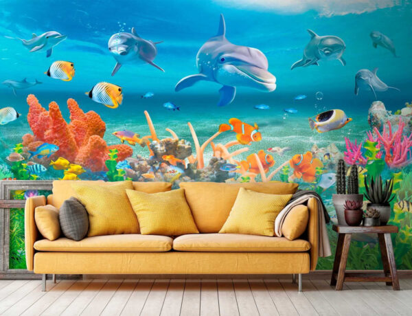 Groep vissen en dolfijnen zwemmend in de oceaan Groep vissen en dolfijnen zwemmend in de oceaan