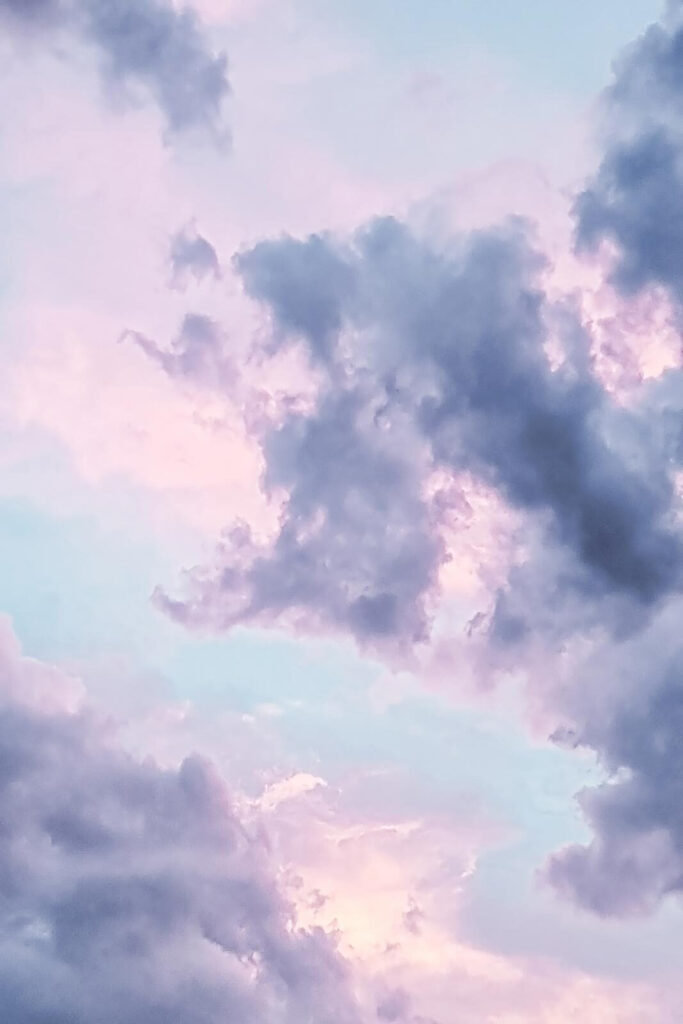 Bewolkte lucht met roze en blauwe wolken Bewolkte lucht met roze en blauwe wolken