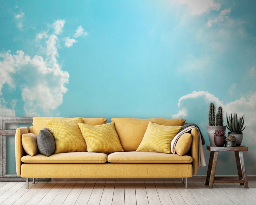 Blauwe lucht met wolken en zon