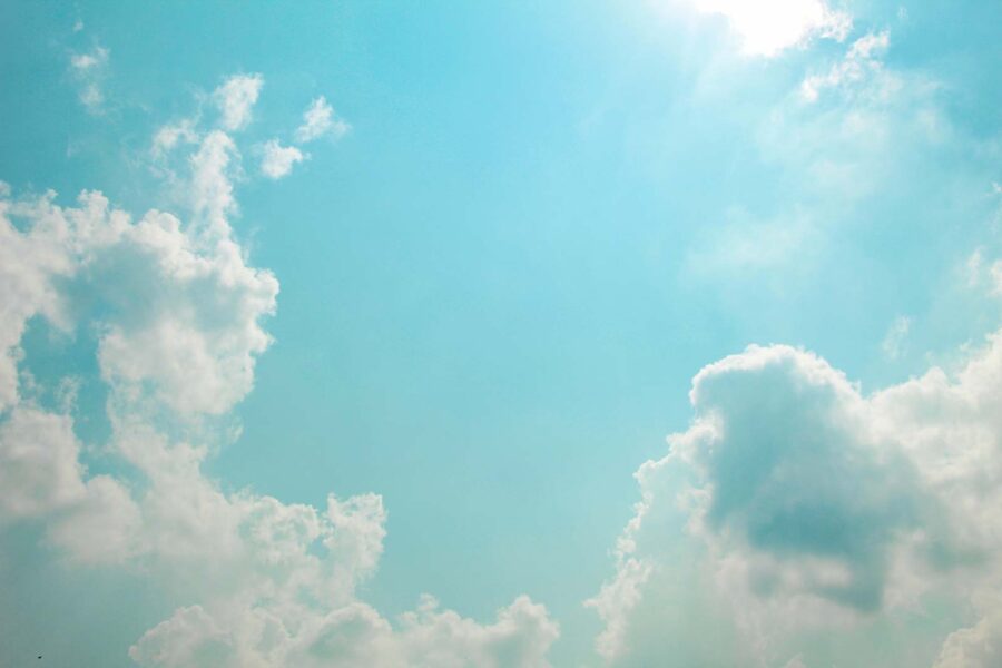 Blauwe lucht met wolken en zon