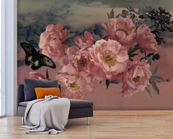 Vlinder vliegt over een bos roze bloemen Vlinder vliegt over een bos roze bloemen
