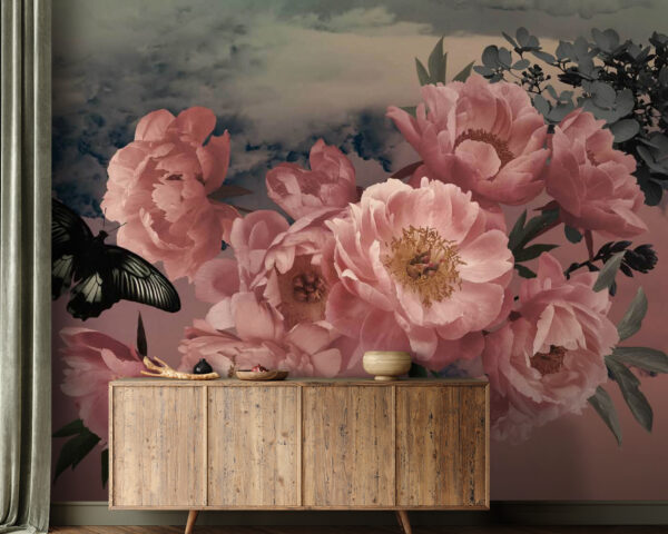 Vlinder vliegt over een bos roze bloemen Vlinder vliegt over een bos roze bloemen