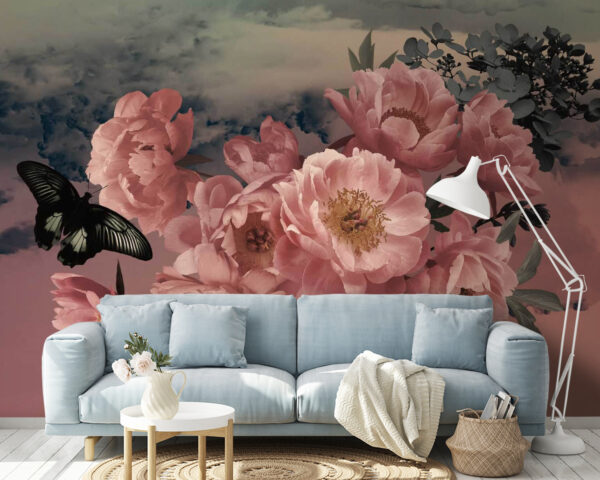 Vlinder vliegt over een bos roze bloemen Vlinder vliegt over een bos roze bloemen