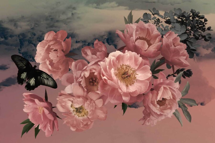 Vlinder vliegt over een bos roze bloemen