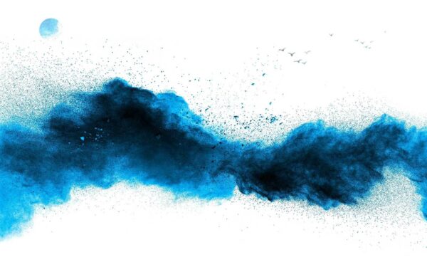 Blauwe poederexplosie op witte achtergrond u25058p 600x375 - Blauwe poederexplosie op witte achtergrond - tegory