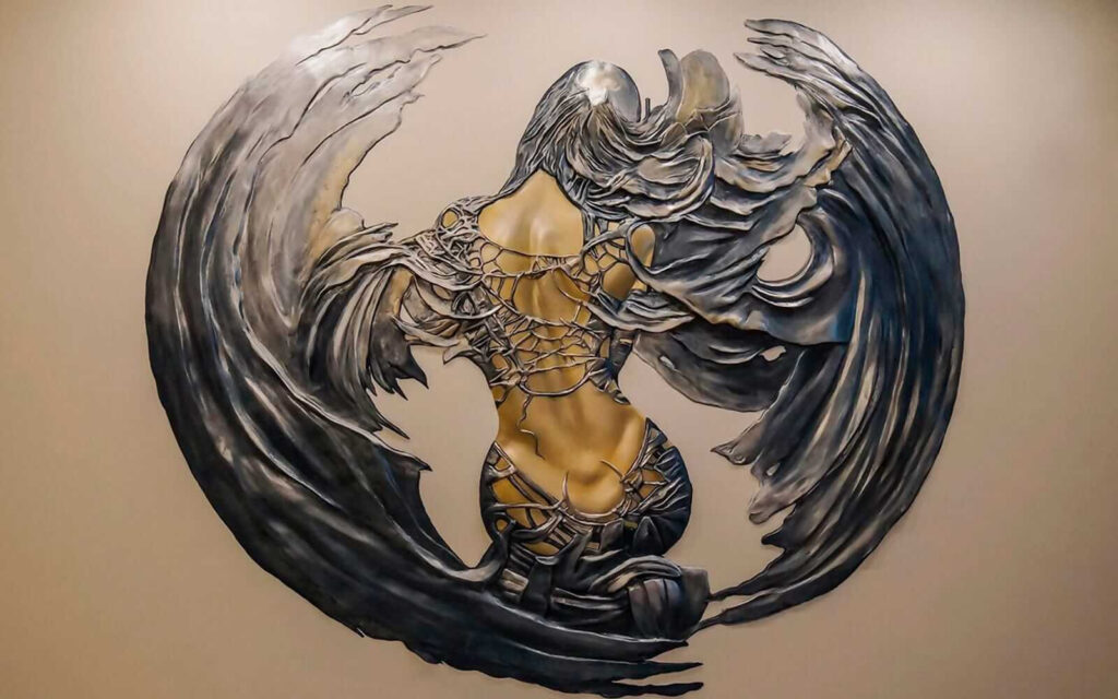 Metalen sculptuur van een vrouw met vleugels Metalen sculptuur van een vrouw met vleugels