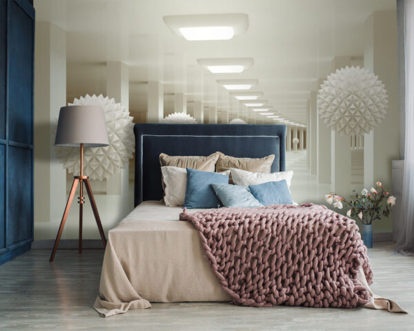 Witte kamer met witte ballen aan het plafond Witte kamer met witte ballen aan het plafond