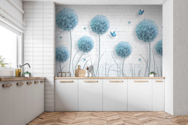 Behang met blauwe bloemen en vlinders Behang met blauwe bloemen en vlinders