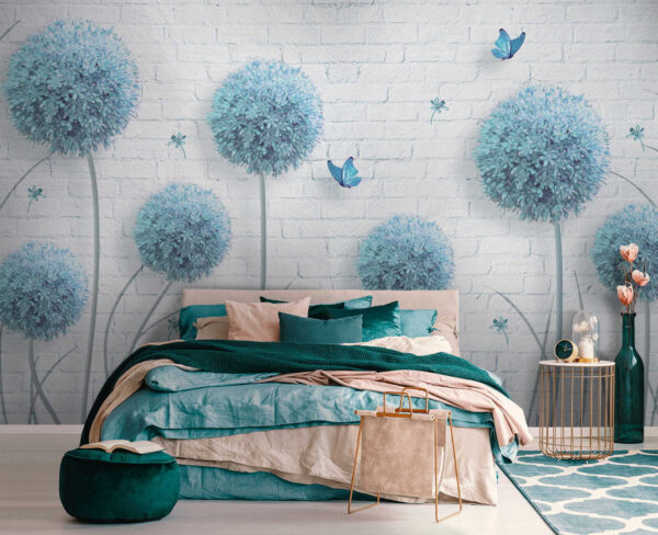 Behang met blauwe bloemen en vlinders Behang met blauwe bloemen en vlinders