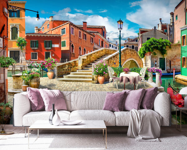 Patio met een tafel en stoelen en een fontein voor een gebouw Patio met een tafel en stoelen en een fontein voor een gebouw