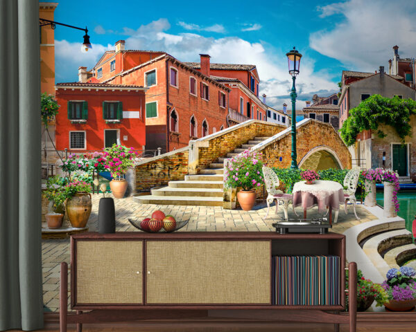 Patio met een tafel en stoelen en een fontein voor een gebouw Patio met een tafel en stoelen en een fontein voor een gebouw