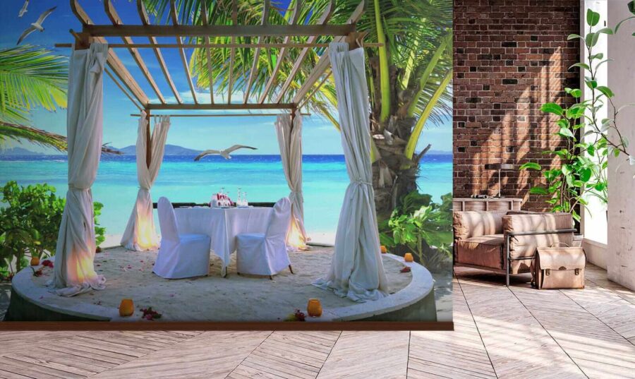 Opgezette tafel op een strand