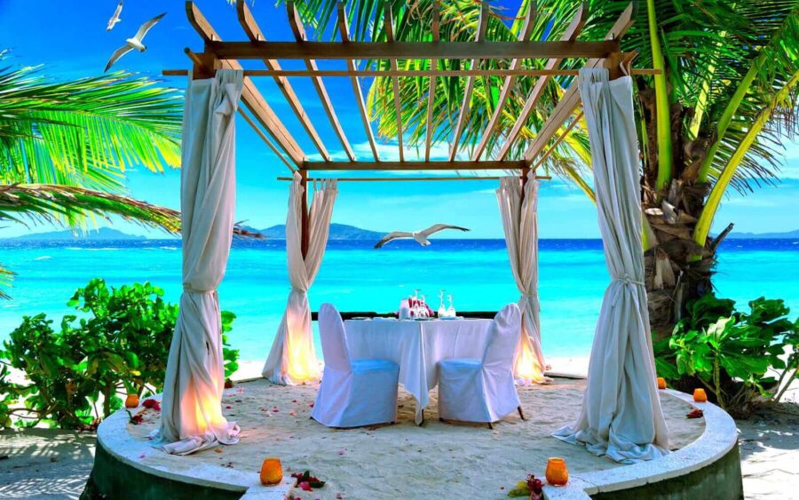 Opgezette tafel op een strand