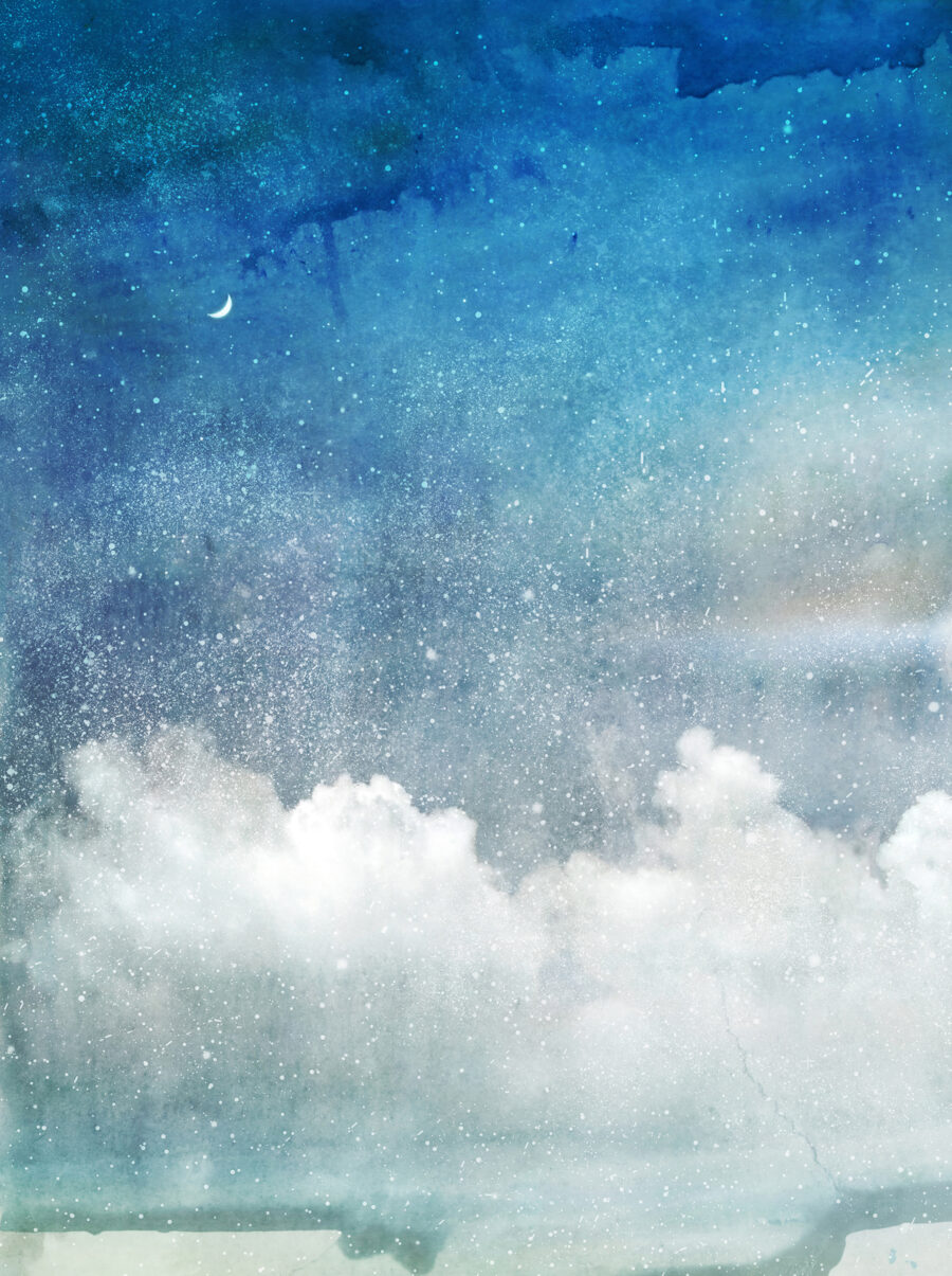 Blauwe lucht met wolken en een maansikkel