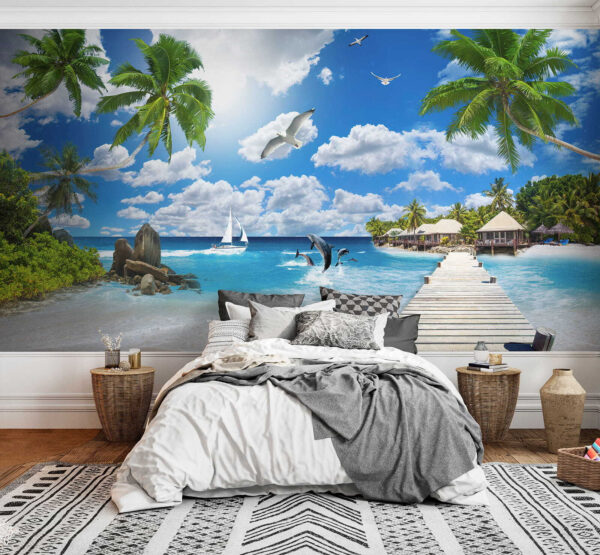 Houten aanlegsteiger met palmbomen en een strand met boten en dolfijnen Houten aanlegsteiger met palmbomen en een strand met boten en dolfijnen