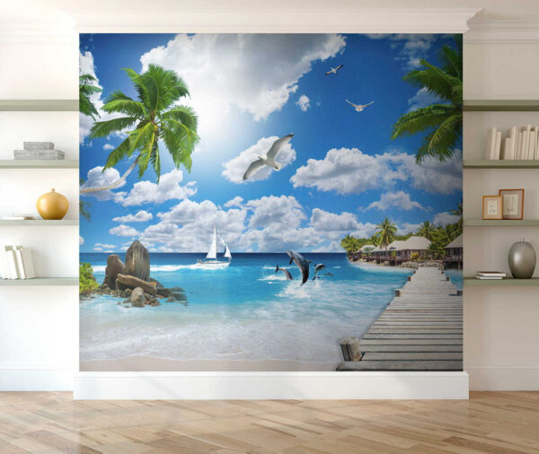 Houten aanlegsteiger met palmbomen en een strand met boten en dolfijnen Houten aanlegsteiger met palmbomen en een strand met boten en dolfijnen