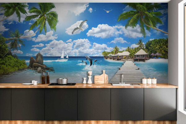Houten aanlegsteiger met palmbomen en een strand met boten en dolfijnen Houten aanlegsteiger met palmbomen en een strand met boten en dolfijnen