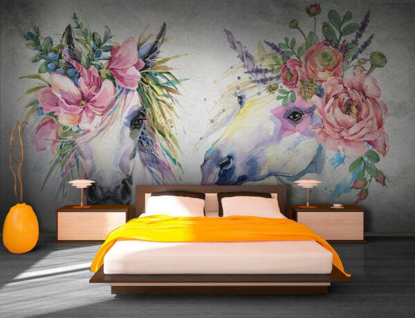 Paar paarden met bloemen op hun hoofd Paar paarden met bloemen op hun hoofd