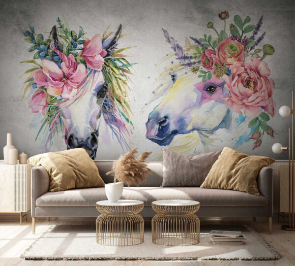 Paar paarden met bloemen op hun hoofd Paar paarden met bloemen op hun hoofd