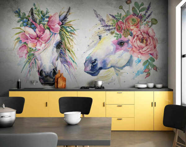 Paar paarden met bloemen op hun hoofd Paar paarden met bloemen op hun hoofd