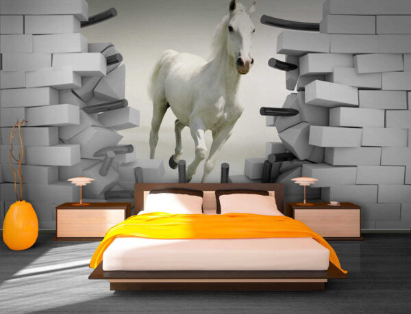 Paard rent door een muur Paard rent door een muur