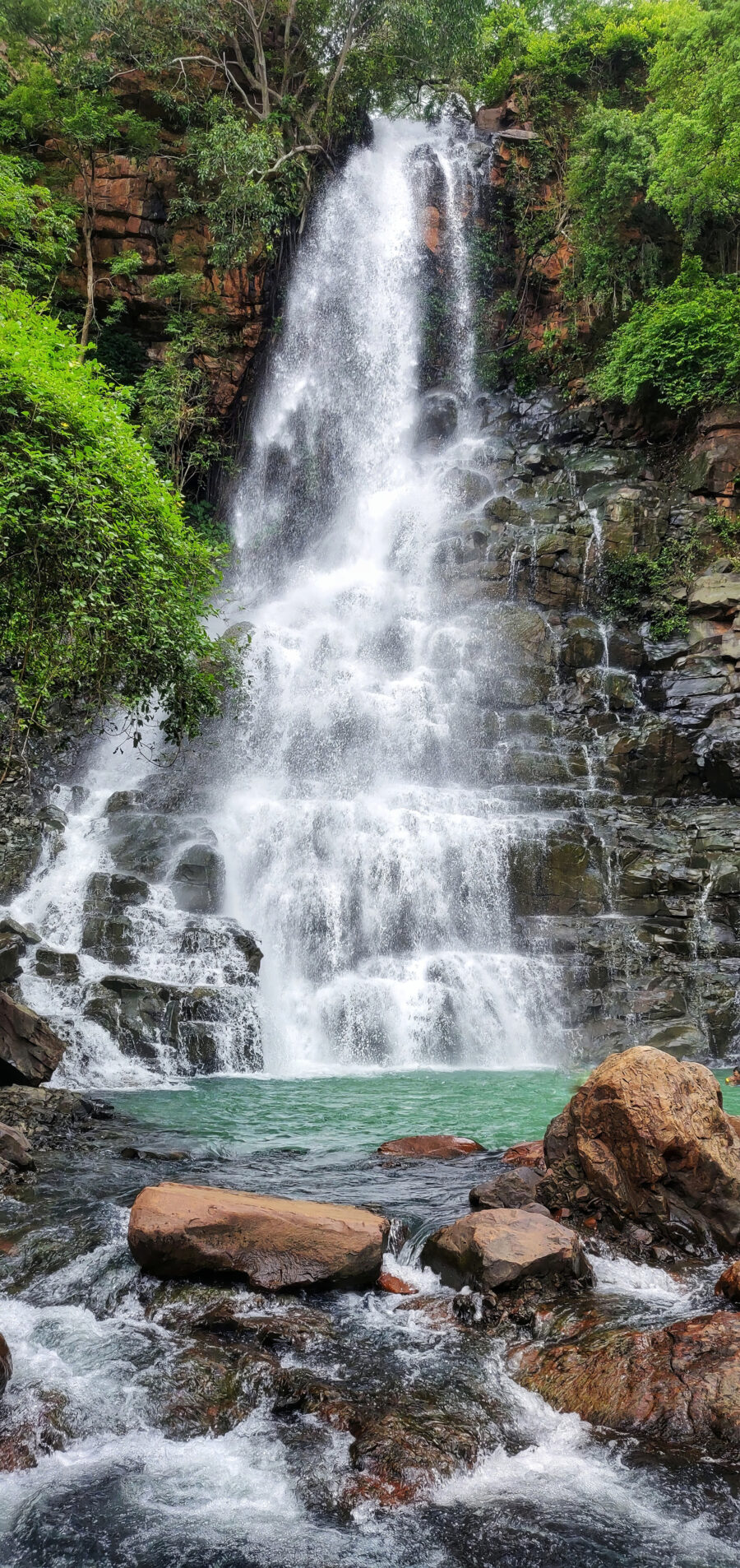 Fotobehang Waterval met rotsen en bomen - Afbeelding 4