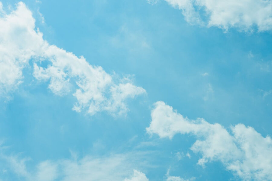 Blauwe lucht met wolken