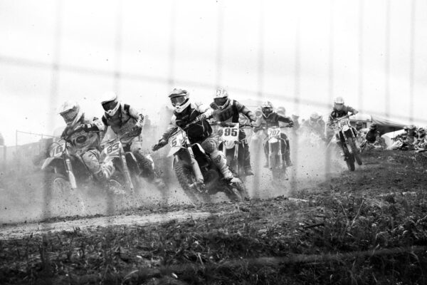 Groep mensen op crossmotoren Groep mensen op crossmotoren