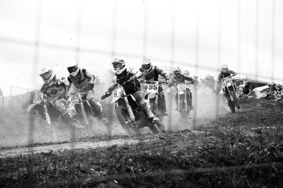 Groep mensen op crossmotoren