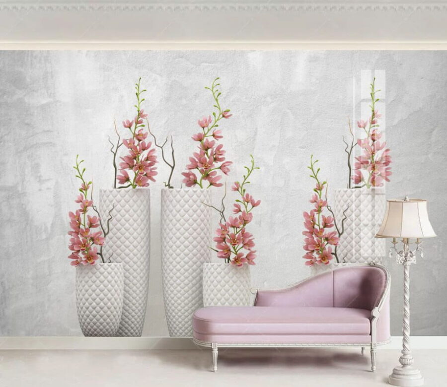 Groep witte vazen met roze bloemen
