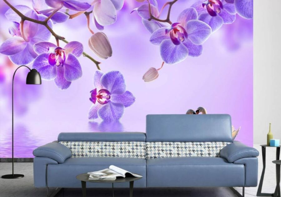 Twee zwanen in een meer met paarse bloemen Twee zwanen in een meer met paarse bloemen