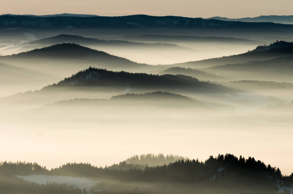Landschap van bergen met mist u31554p 600x398 - Landschap van bergen met mist - tegory