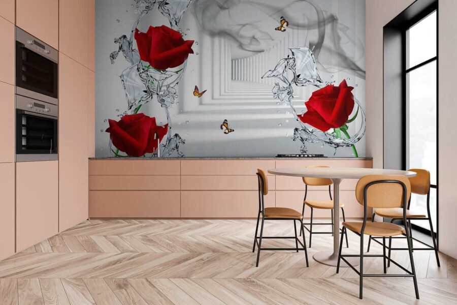 Rode rozen en vlinders in een glas
