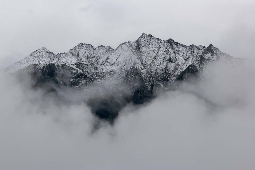 Berg met sneeuw op de top Berg met sneeuw op de top