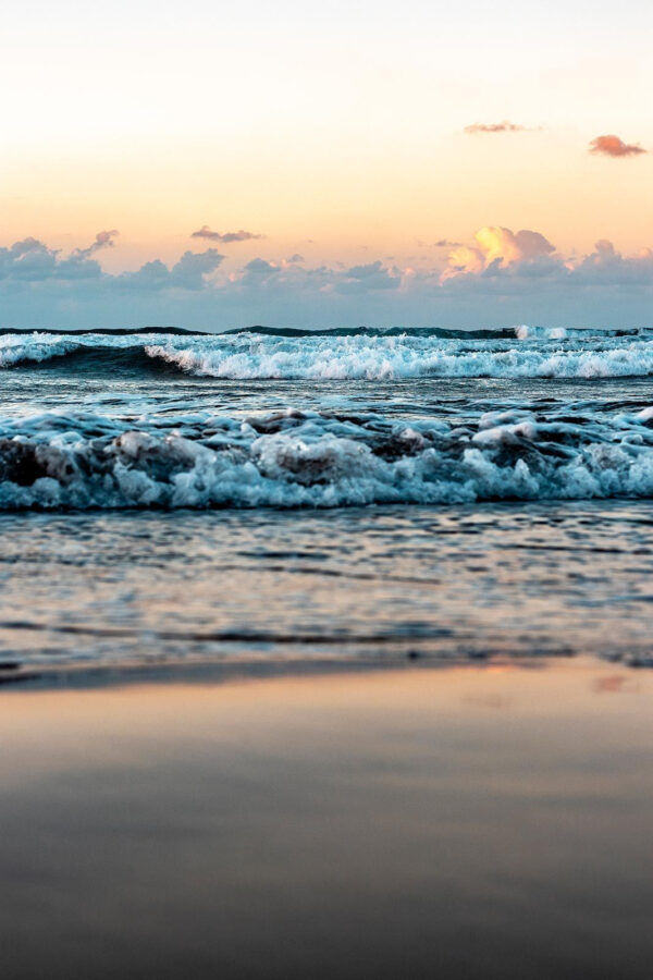 Golven op het strand met neerstortende golven Golven op het strand met neerstortende golven