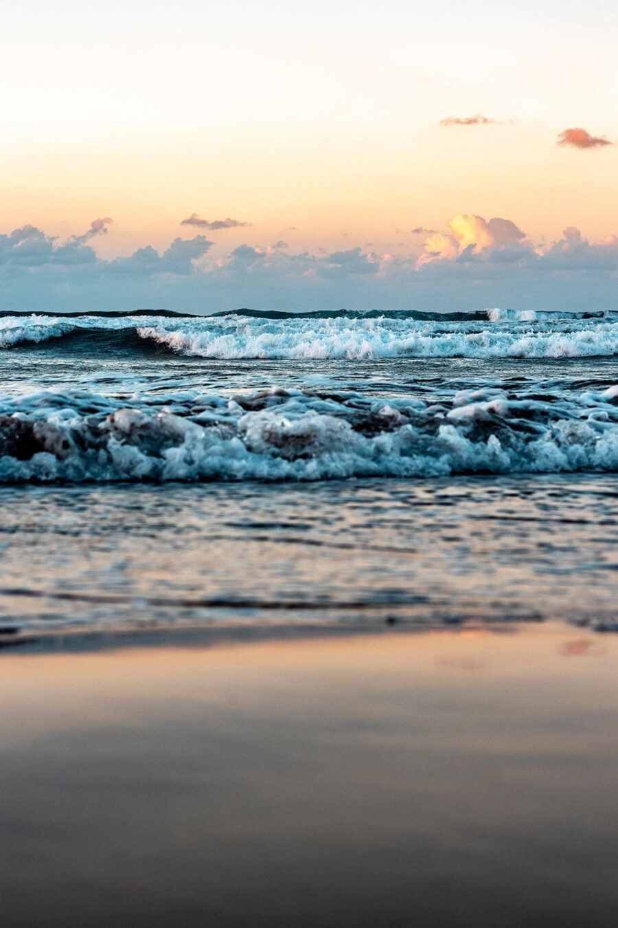 Golven op het strand met neerstortende golven