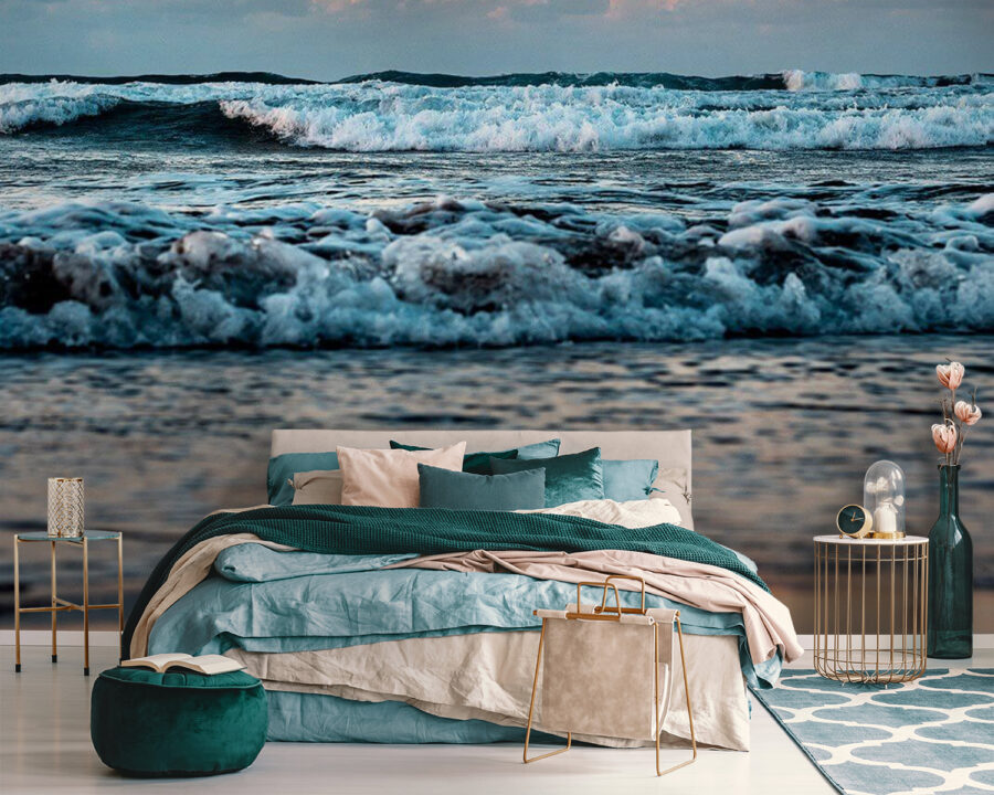 Golven op het strand met neerstortende golven