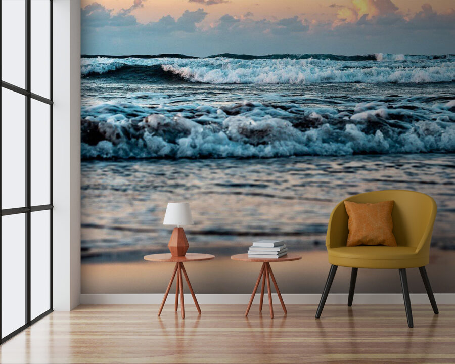 Golven op het strand met neerstortende golven
