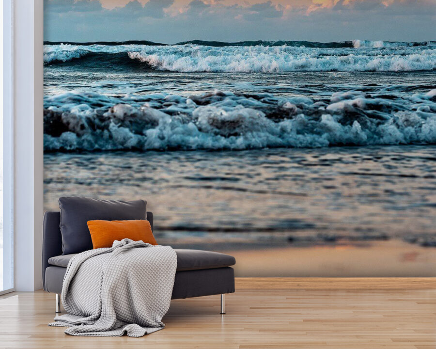 Golven op het strand met neerstortende golven
