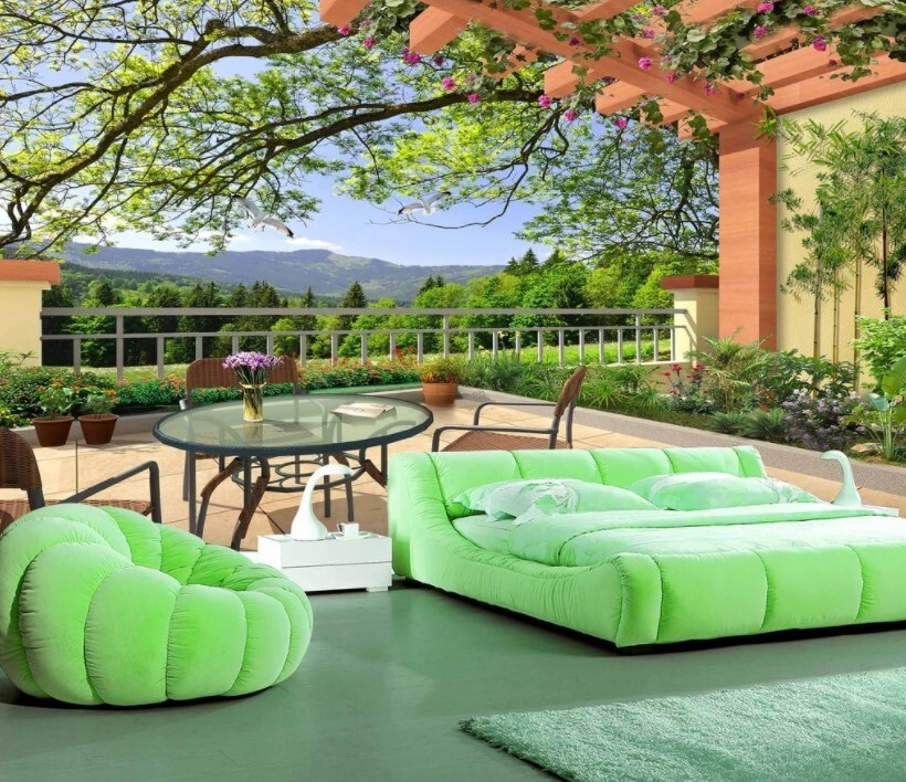 Patio met tafel en stoelen en uitzicht op een groen veld