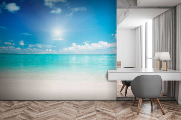 Blauwe lucht met wolken en een zandstrand Blauwe lucht met wolken en een zandstrand