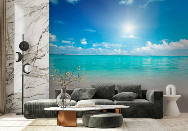 Blauwe lucht met wolken en een zandstrand Blauwe lucht met wolken en een zandstrand