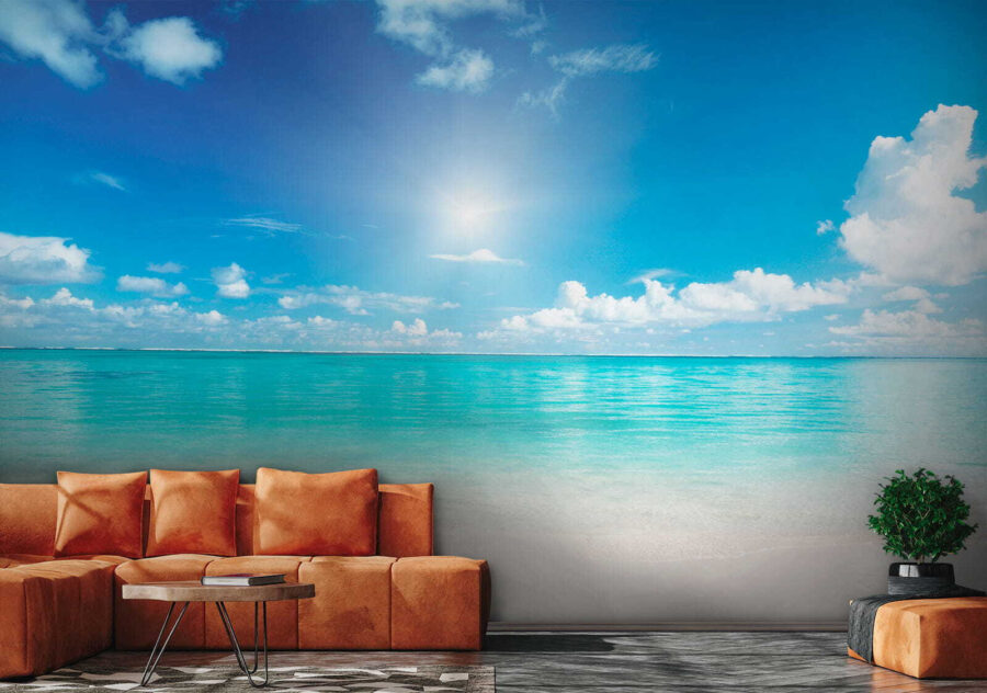 Blauwe lucht met wolken en een zandstrand