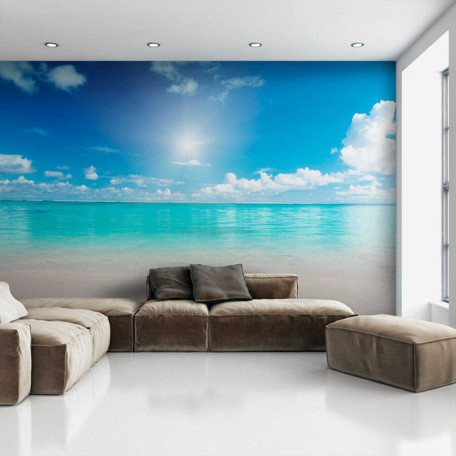 Blauwe lucht met wolken en een zandstrand