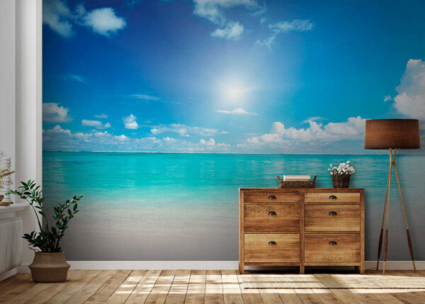 Blauwe lucht met wolken en een zandstrand Blauwe lucht met wolken en een zandstrand