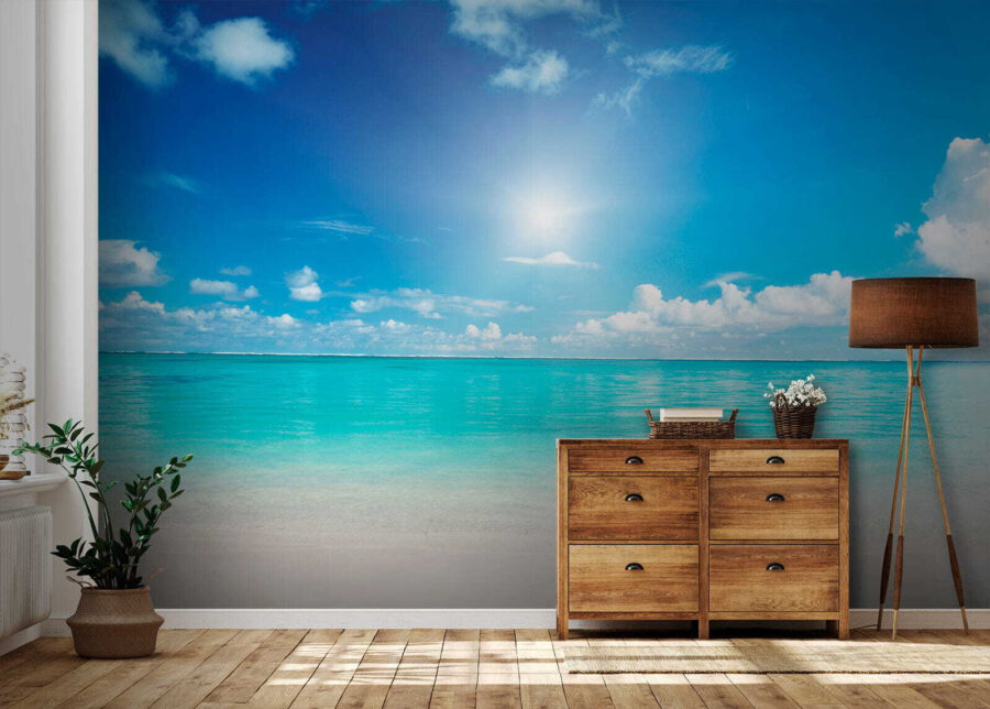 Blauwe lucht met wolken en een zandstrand